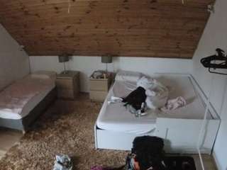 voyeurcam-julmodels-whitebed-2