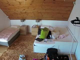 voyeurcam-julmodels-whitebed-2