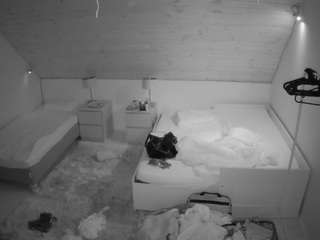 voyeurcam-julmodels-whitebed-2