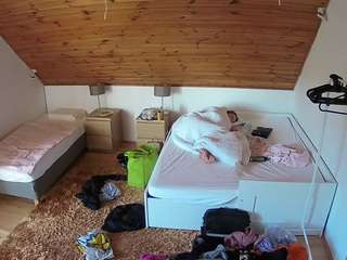 voyeurcam-julmodels-whitebed-2