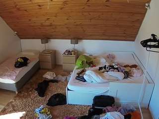 voyeurcam-julmodels-whitebed-2