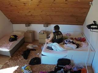 voyeurcam-julmodels-whitebed-2