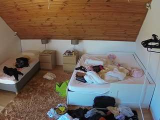voyeurcam-julmodels-whitebed-2