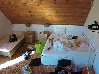 voyeurcam-julmodels-whitebed-2