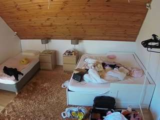 voyeurcam-julmodels-whitebed-2