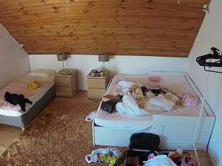 voyeurcam-julmodels-whitebed-2