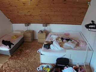 voyeurcam-julmodels-whitebed-2