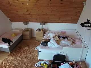 voyeurcam-julmodels-whitebed-2