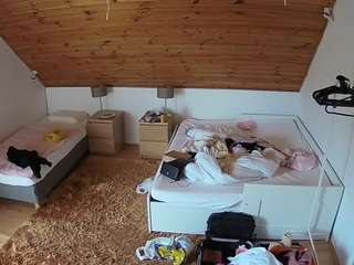voyeurcam-julmodels-whitebed-2