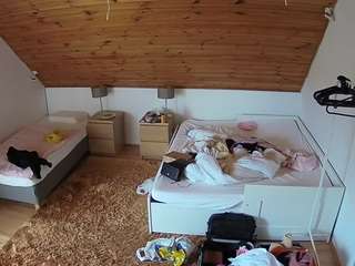 voyeurcam-julmodels-whitebed-2