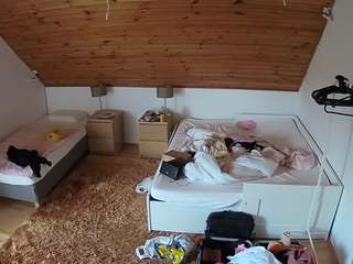 voyeurcam-julmodels-whitebed-2