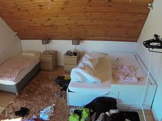 voyeurcam-julmodels-whitebed-2