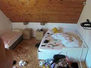 voyeurcam-julmodels-whitebed-2