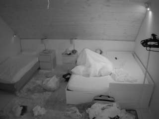 voyeurcam-julmodels-whitebed-2