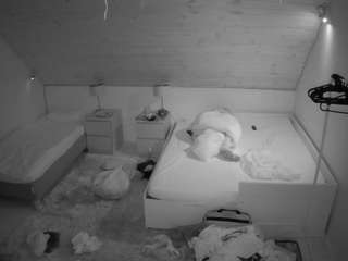 voyeurcam-julmodels-whitebed-2