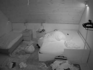 voyeurcam-julmodels-whitebed-2