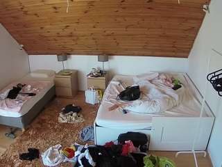 voyeurcam-julmodels-whitebed-2