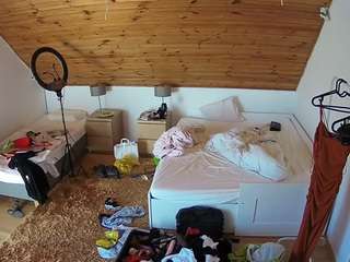 voyeurcam-julmodels-whitebed-2