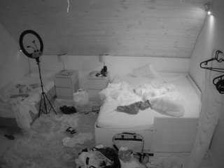 voyeurcam-julmodels-whitebed-2