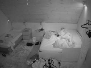 voyeurcam-julmodels-whitebed-2