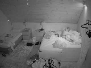 voyeurcam-julmodels-whitebed-2