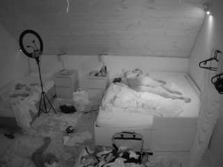 voyeurcam-julmodels-whitebed-2
