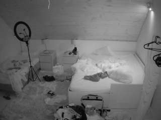 voyeurcam-julmodels-whitebed-2 webcam model