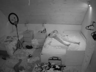 voyeurcam-julmodels-whitebed-2