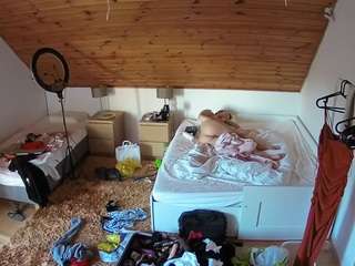 voyeurcam-julmodels-whitebed-2