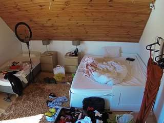 voyeurcam-julmodels-whitebed-2
