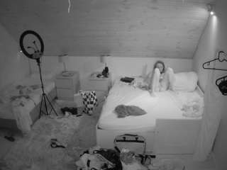 voyeurcam-julmodels-whitebed-2