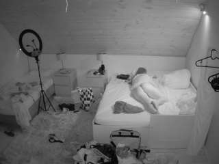 voyeurcam-julmodels-whitebed-2