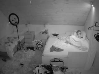 voyeurcam-julmodels-whitebed-2
