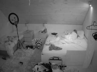 voyeurcam-julmodels-whitebed-2