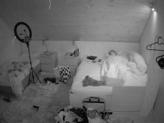 voyeurcam-julmodels-whitebed-2