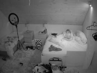 voyeurcam-julmodels-whitebed-2