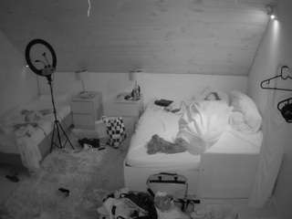 voyeurcam-julmodels-whitebed-2