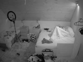 voyeurcam-julmodels-whitebed-2