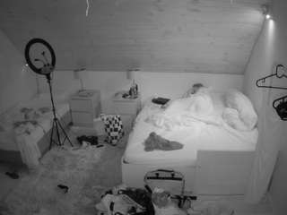 voyeurcam-julmodels-whitebed-2