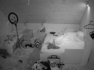 voyeurcam-julmodels-whitebed-2