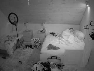 voyeurcam-julmodels-whitebed-2