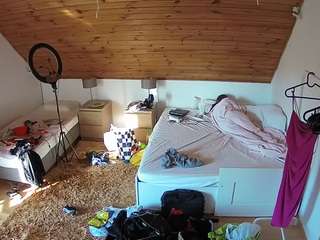 voyeurcam-julmodels-whitebed-2