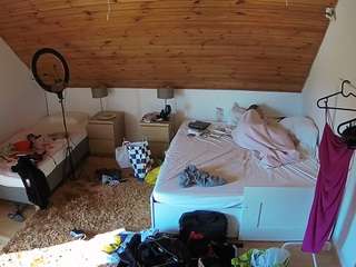 voyeurcam-julmodels-whitebed-2