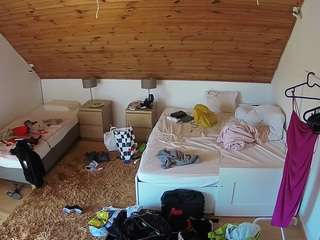 voyeurcam-julmodels-whitebed-2