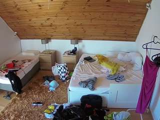 voyeurcam-julmodels-whitebed-2