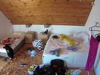 voyeurcam-julmodels-whitebed-2