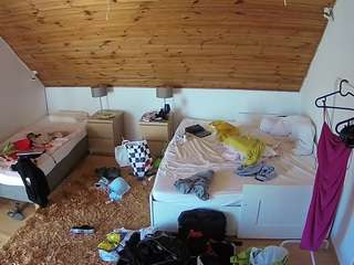 voyeurcam-julmodels-whitebed-2