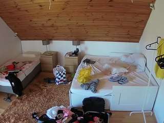 voyeurcam-julmodels-whitebed-2