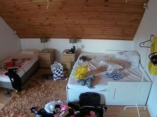 voyeurcam-julmodels-whitebed-2