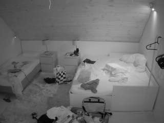 voyeurcam-julmodels-whitebed-2